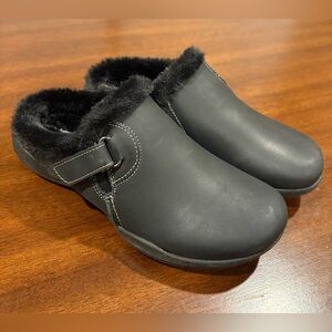 CLARK’S Roseville Cozy Slip-On Black Leather Upper Faux Fur-Lined Mules Clogs